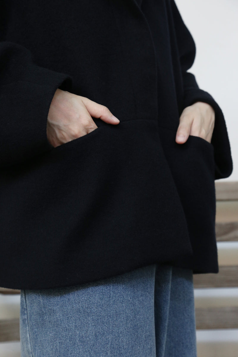 冬のファッションの頼もしい一枚に フード付きハーフコート　ショートコート　251011