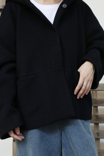 冬のファッションの頼もしい一枚に フード付きハーフコート　ショートコート　251011