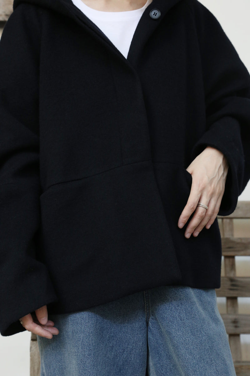 冬のファッションの頼もしい一枚に フード付きハーフコート　ショートコート　251011