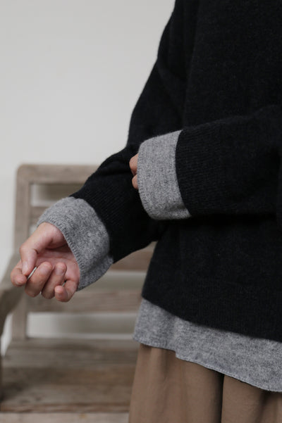 至高の着心地とスタイリッシュなシルエットを実現した ウールニット　セーター　ダークグレー251012-1