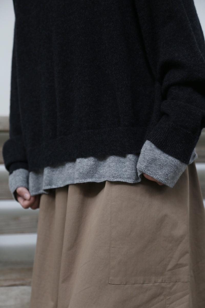 至高の着心地とスタイリッシュなシルエットを実現した ウールニット　セーター　ダークグレー251012-1