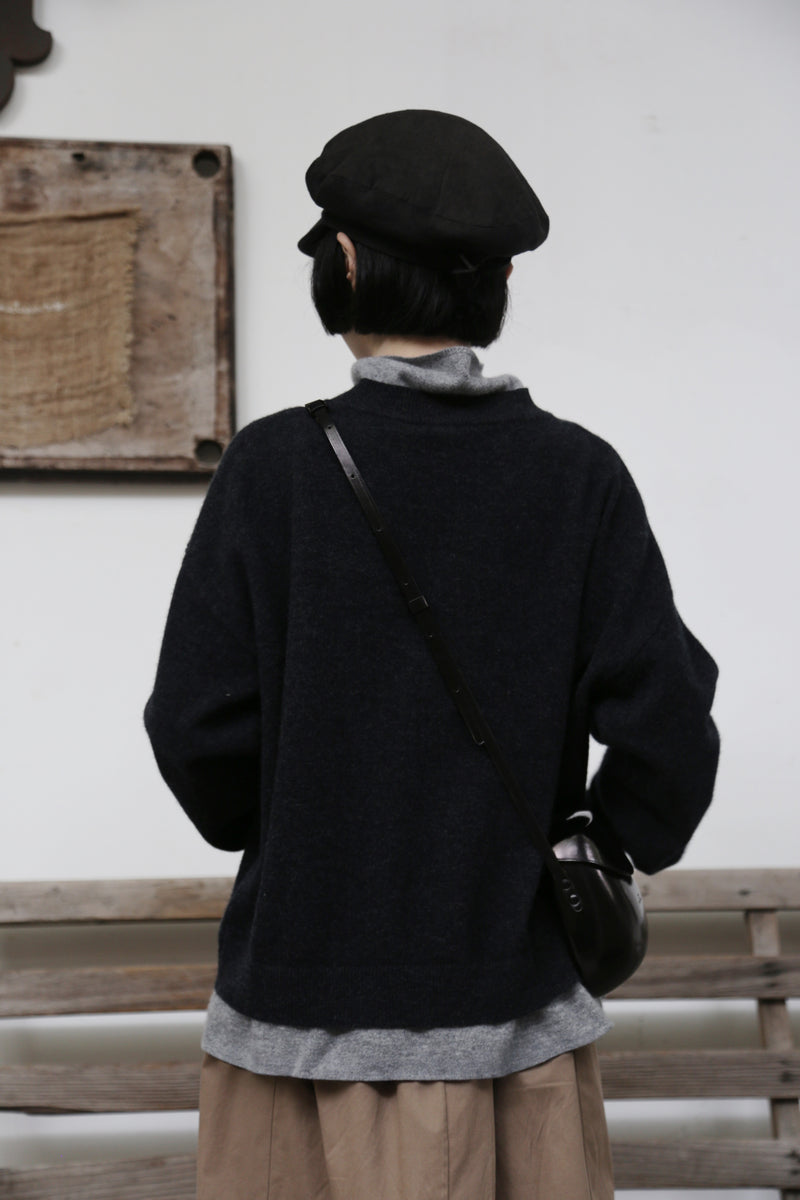 至高の着心地とスタイリッシュなシルエットを実現した ウールニット　セーター　ダークグレー251012-1