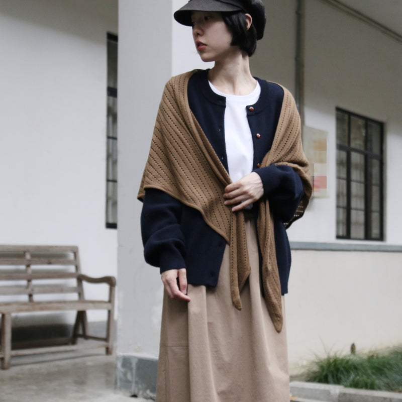 A soft and warm Shetland wool cardigan. Wool cardigan 251104