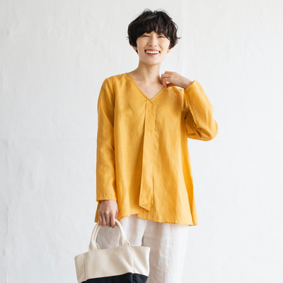 A gorgeous, long-sleeved blouse made of thin Tencel linen. Product code: 230211.