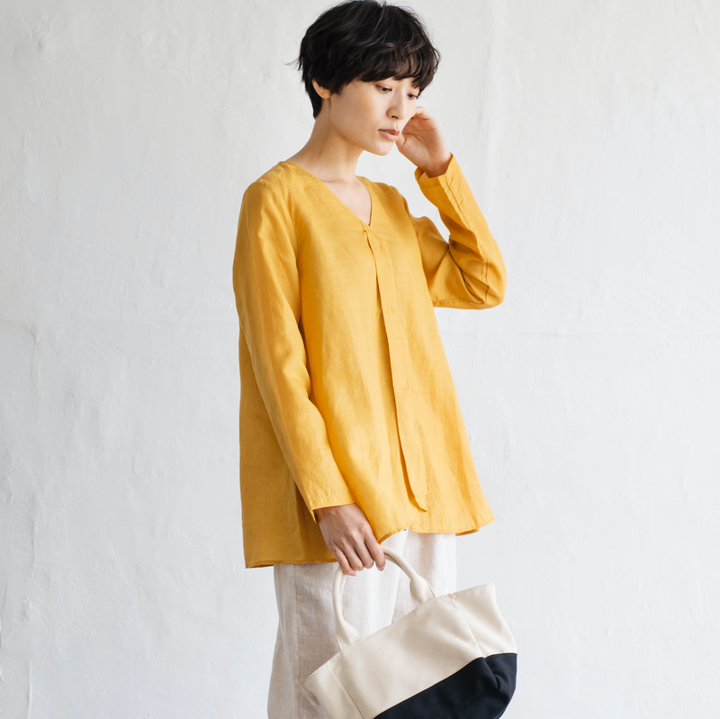 A gorgeous, long-sleeved blouse made of thin Tencel linen. Product code: 230211.