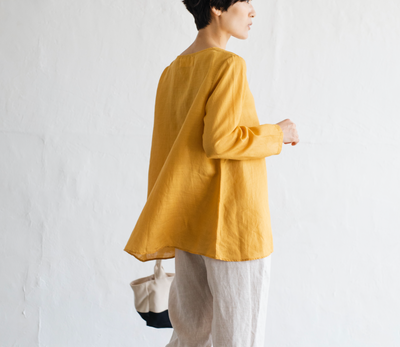 A gorgeous, long-sleeved blouse made of thin Tencel linen. Product code: 230211.