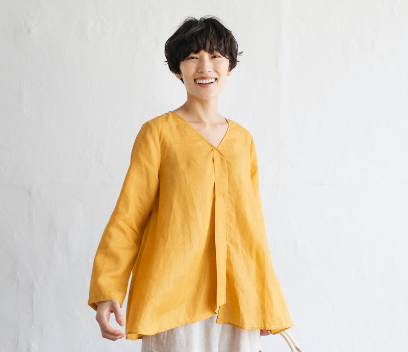 A gorgeous, long-sleeved blouse made of thin Tencel linen. Product code: 230211.