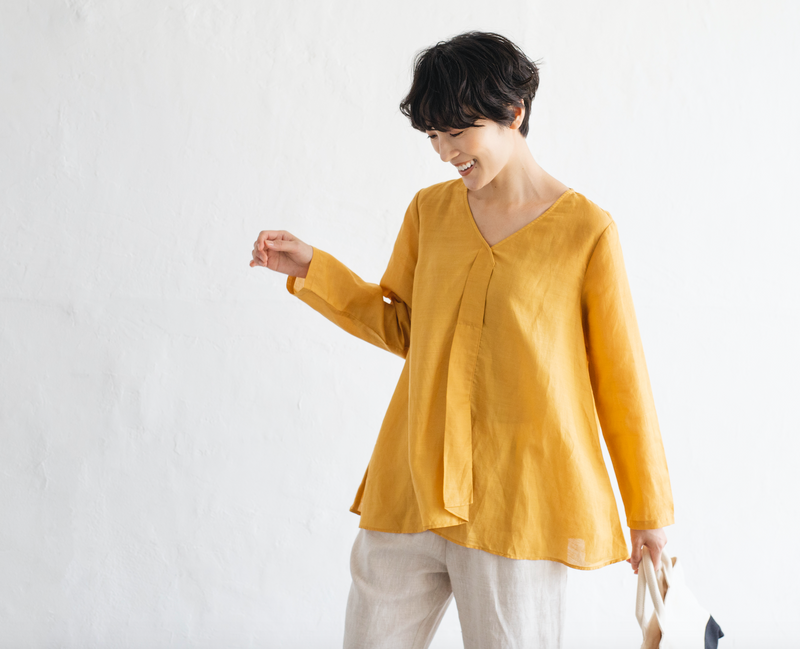 A gorgeous, long-sleeved blouse made of thin Tencel linen. Product code: 230211.