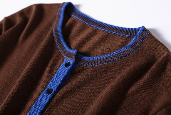 100%羊毛開襟衫，穿上去就營造出明亮的氛圍。