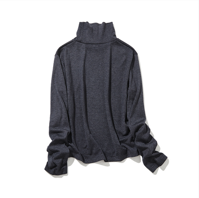 Smooth and high-quality wool blend pullover for everyday wear. 230213