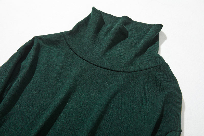 Smooth and high-quality wool blend pullover for everyday wear. 230213