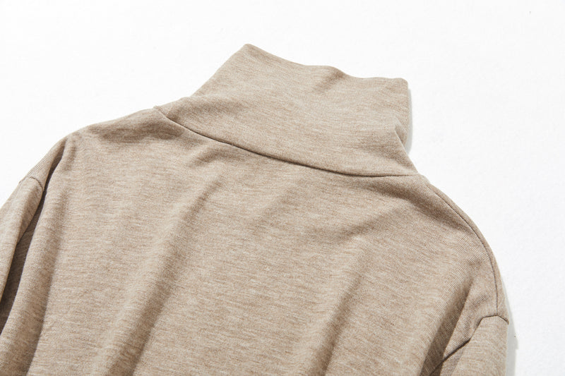 Smooth and high-quality wool blend pullover for everyday wear. 230213