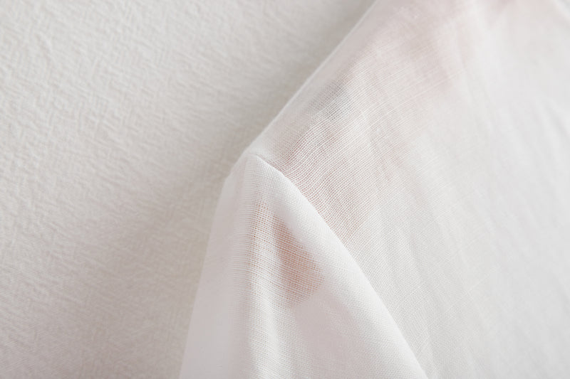 A gorgeous, long-sleeved blouse made of thin Tencel linen. Product code: 230211.