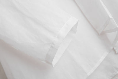 A gorgeous, long-sleeved blouse made of thin Tencel linen. Product code: 230211.