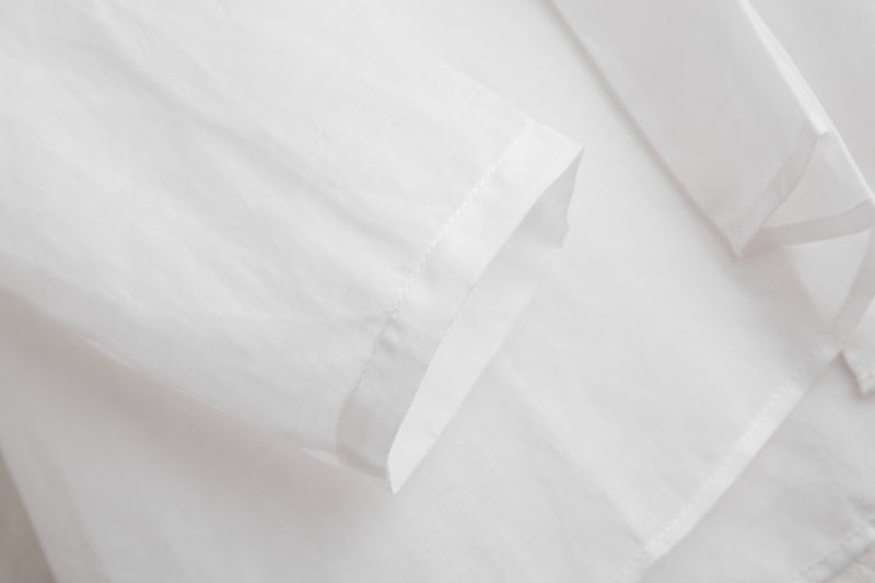 A gorgeous, long-sleeved blouse made of thin Tencel linen. Product code: 230211.