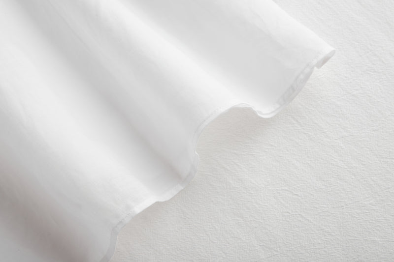 A gorgeous, long-sleeved blouse made of thin Tencel linen. Product code: 230211.