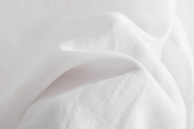 A gorgeous, long-sleeved blouse made of thin Tencel linen. Product code: 230211.