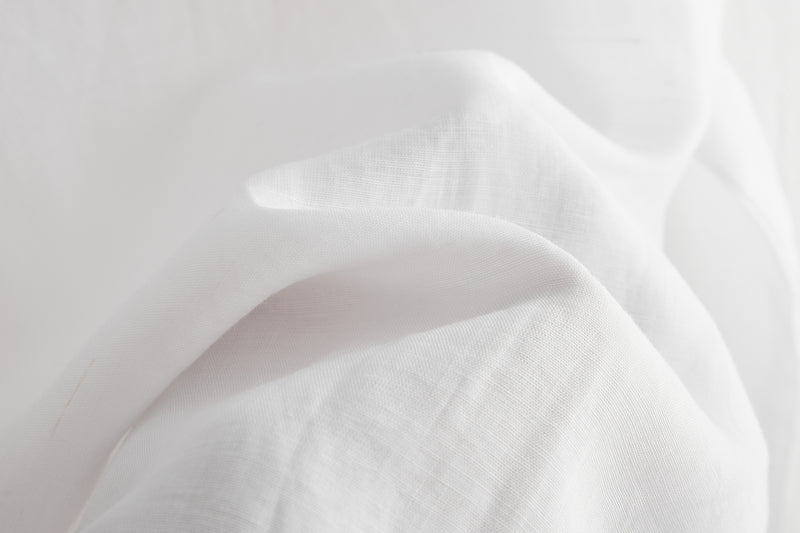 A gorgeous, long-sleeved blouse made of thin Tencel linen. Product code: 230211.