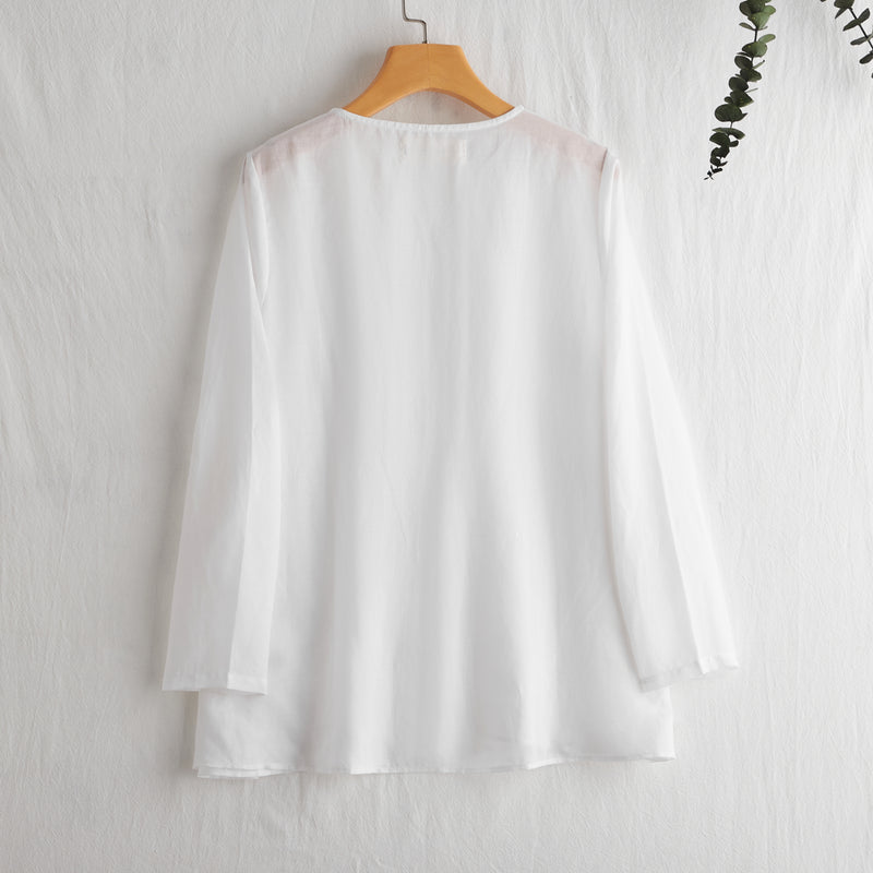 A gorgeous, long-sleeved blouse made of thin Tencel linen. Product code: 230211.