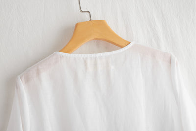 A gorgeous, long-sleeved blouse made of thin Tencel linen. Product code: 230211.