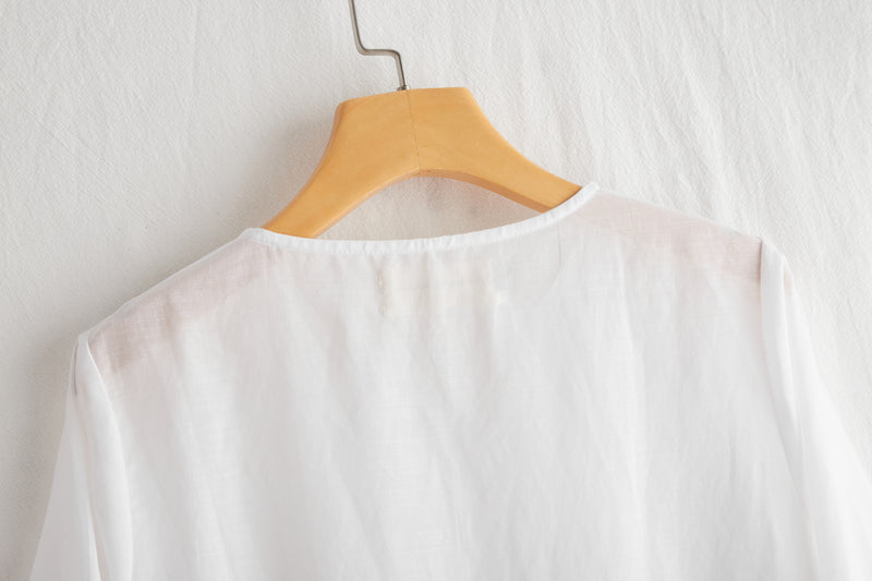 A gorgeous, long-sleeved blouse made of thin Tencel linen. Product code: 230211.