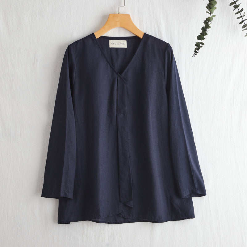 A gorgeous, long-sleeved blouse made of thin Tencel linen. Product code: 230211.