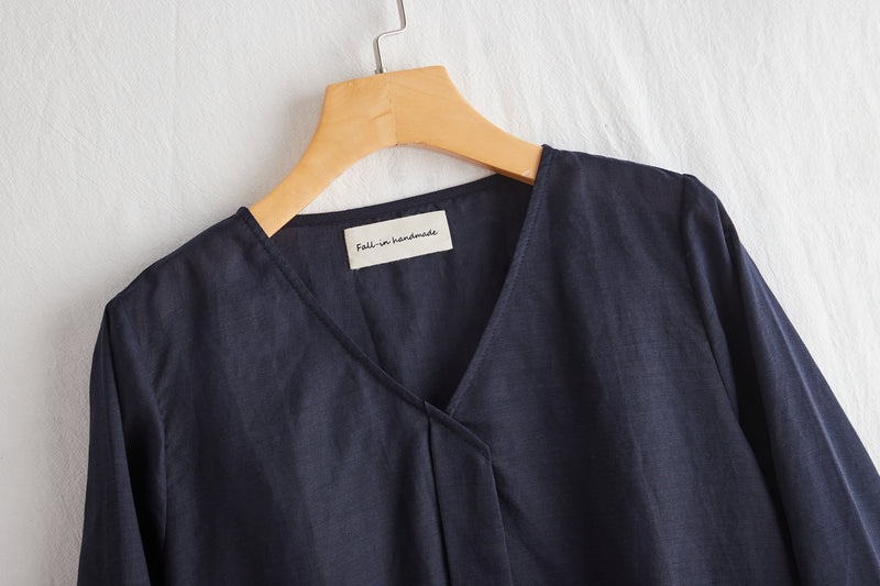 A gorgeous, long-sleeved blouse made of thin Tencel linen. Product code: 230211.