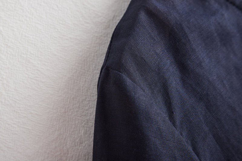 A gorgeous, long-sleeved blouse made of thin Tencel linen. Product code: 230211.