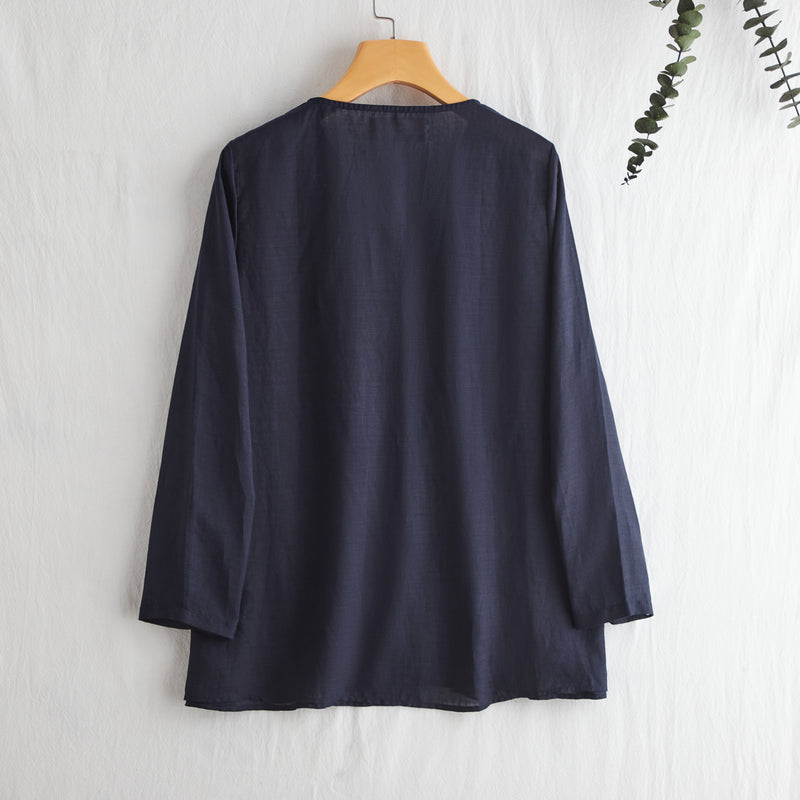 A gorgeous, long-sleeved blouse made of thin Tencel linen. Product code: 230211.