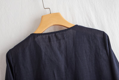 A gorgeous, long-sleeved blouse made of thin Tencel linen. Product code: 230211.