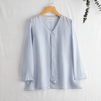 A gorgeous, long-sleeved blouse made of thin Tencel linen. Product code: 230211.