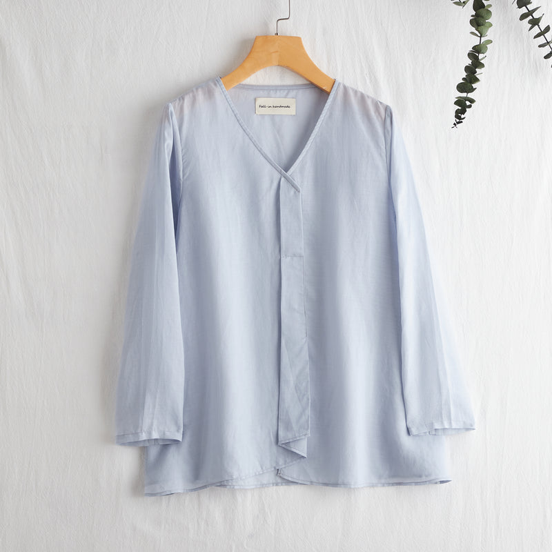 A gorgeous, long-sleeved blouse made of thin Tencel linen. Product code: 230211.
