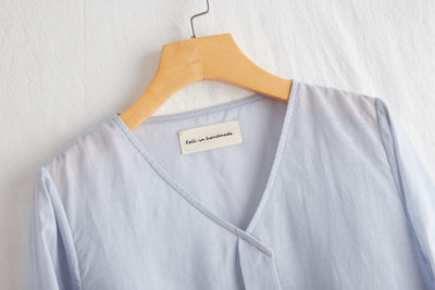 A gorgeous, long-sleeved blouse made of thin Tencel linen. Product code: 230211.