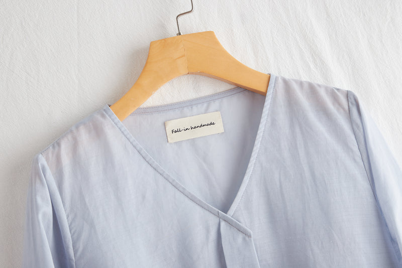 A gorgeous, long-sleeved blouse made of thin Tencel linen. Product code: 230211.