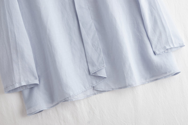 A gorgeous, long-sleeved blouse made of thin Tencel linen. Product code: 230211.