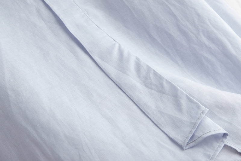 A gorgeous, long-sleeved blouse made of thin Tencel linen. Product code: 230211.