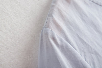 A gorgeous, long-sleeved blouse made of thin Tencel linen. Product code: 230211.