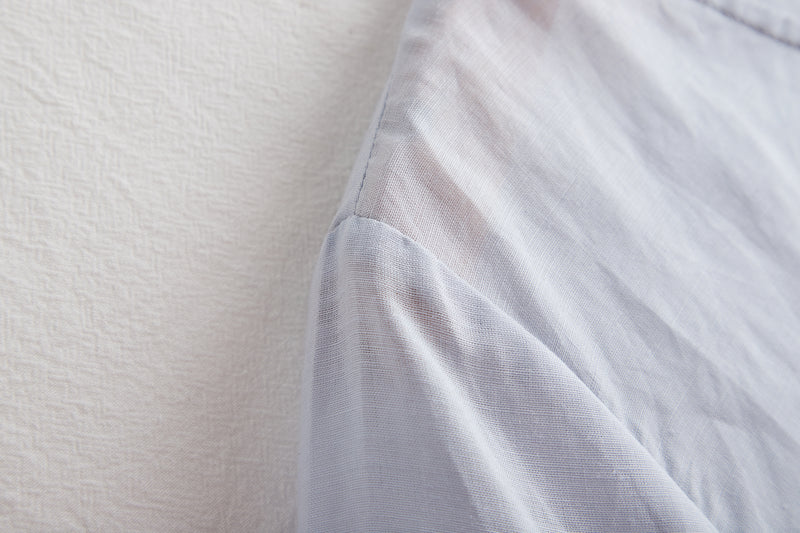 A gorgeous, long-sleeved blouse made of thin Tencel linen. Product code: 230211.