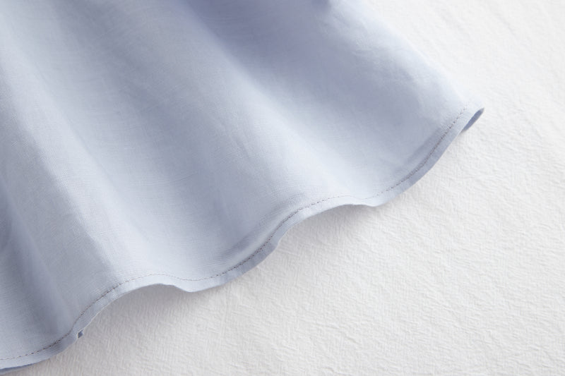 A gorgeous, long-sleeved blouse made of thin Tencel linen. Product code: 230211.