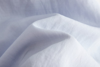 A gorgeous, long-sleeved blouse made of thin Tencel linen. Product code: 230211.