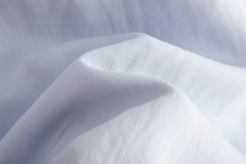 A gorgeous, long-sleeved blouse made of thin Tencel linen. Product code: 230211.