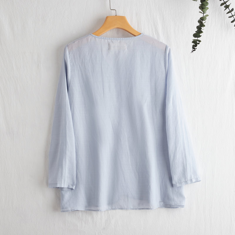 A gorgeous, long-sleeved blouse made of thin Tencel linen. Product code: 230211.