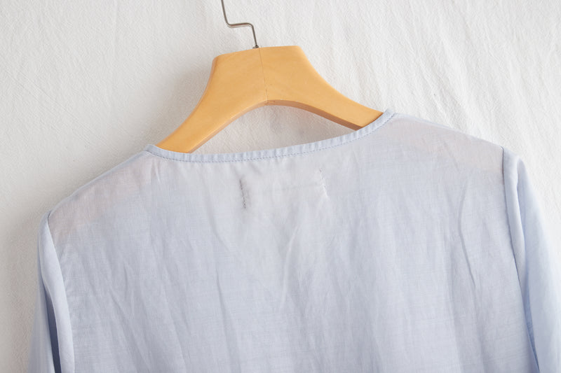 A gorgeous, long-sleeved blouse made of thin Tencel linen. Product code: 230211.