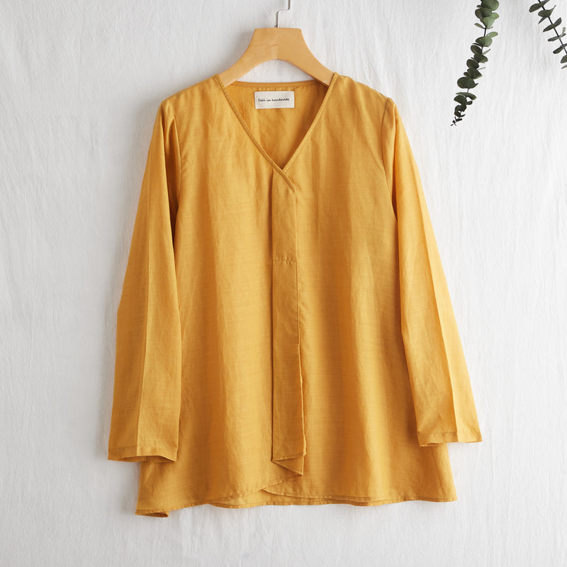 A gorgeous, long-sleeved blouse made of thin Tencel linen. Product code: 230211.