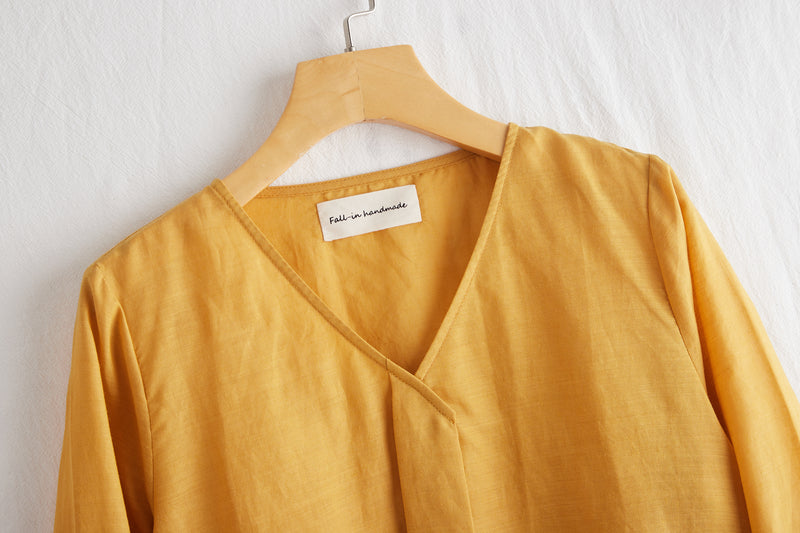 A gorgeous, long-sleeved blouse made of thin Tencel linen. Product code: 230211.