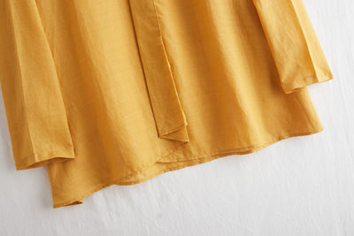 A gorgeous, long-sleeved blouse made of thin Tencel linen. Product code: 230211.