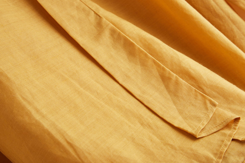 A gorgeous, long-sleeved blouse made of thin Tencel linen. Product code: 230211.