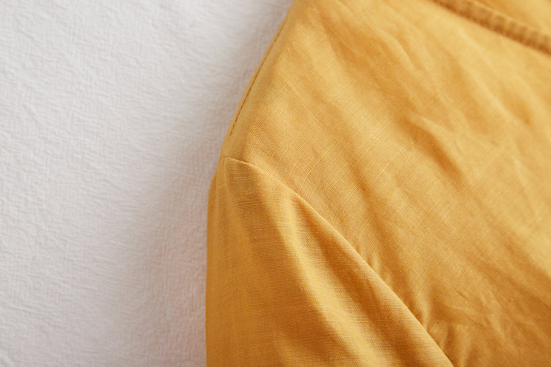 A gorgeous, long-sleeved blouse made of thin Tencel linen. Product code: 230211.